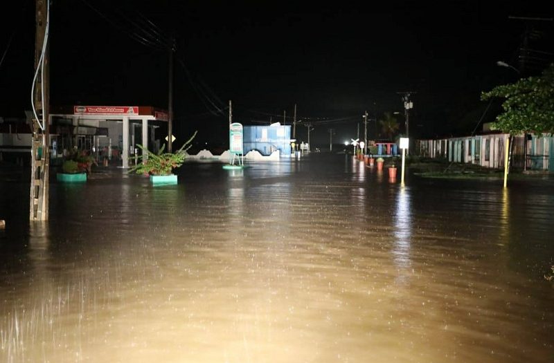 Entrada de Caimanera, con inundaciones por las lluvias