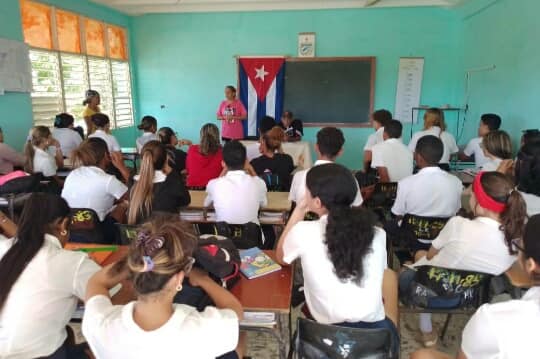 Informan a estudiantes del 12 grado en Caimanera sobre proceso de otorgamiento de carreras