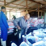 Silvícola de Caimanera inmersa en embalaje de carbón para la exportación