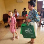 Notaria caimanerense recibe distinción por su trayectoria profesional