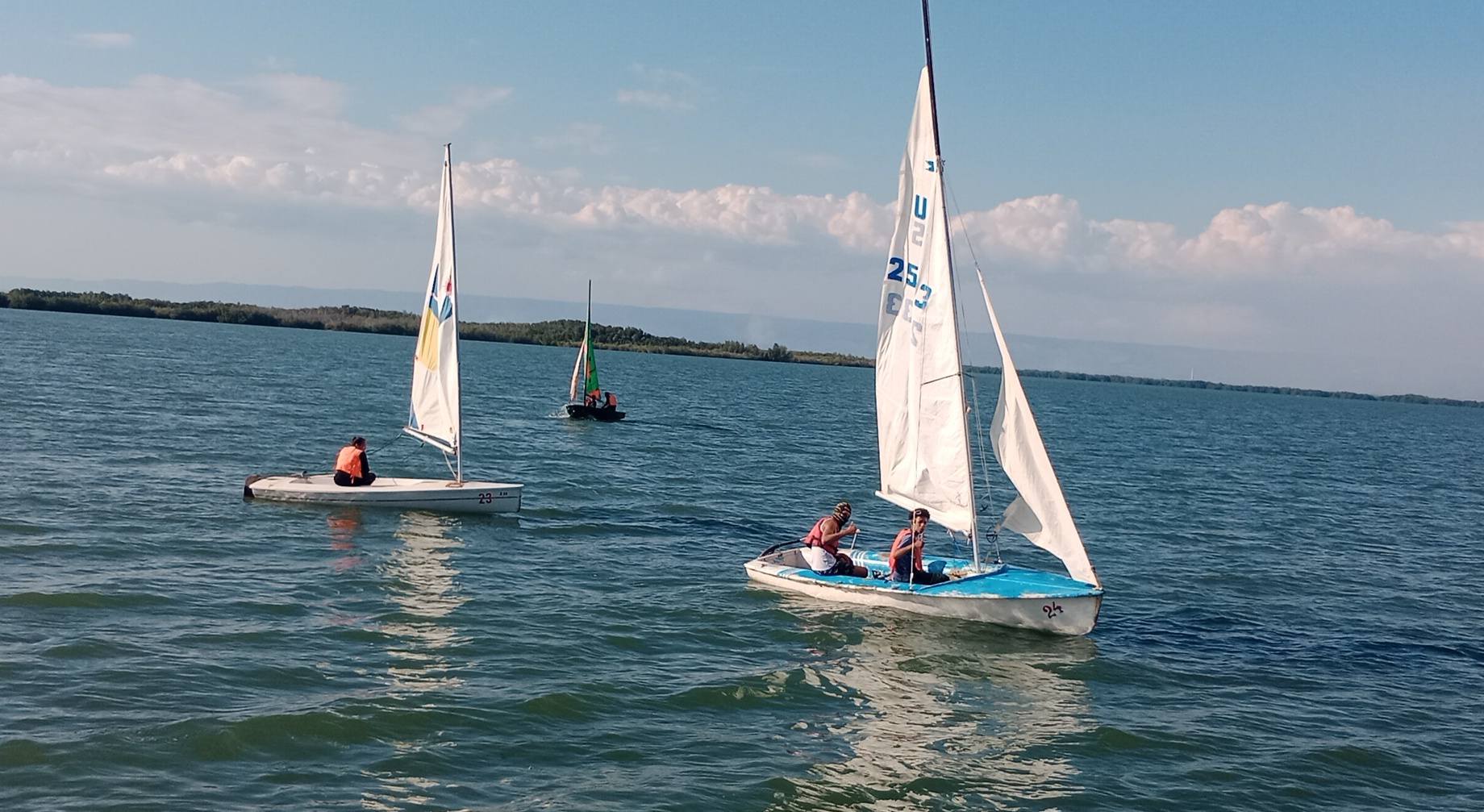 Continúan los entrenamientos de vela en el Anexo Náutico de Caimanera