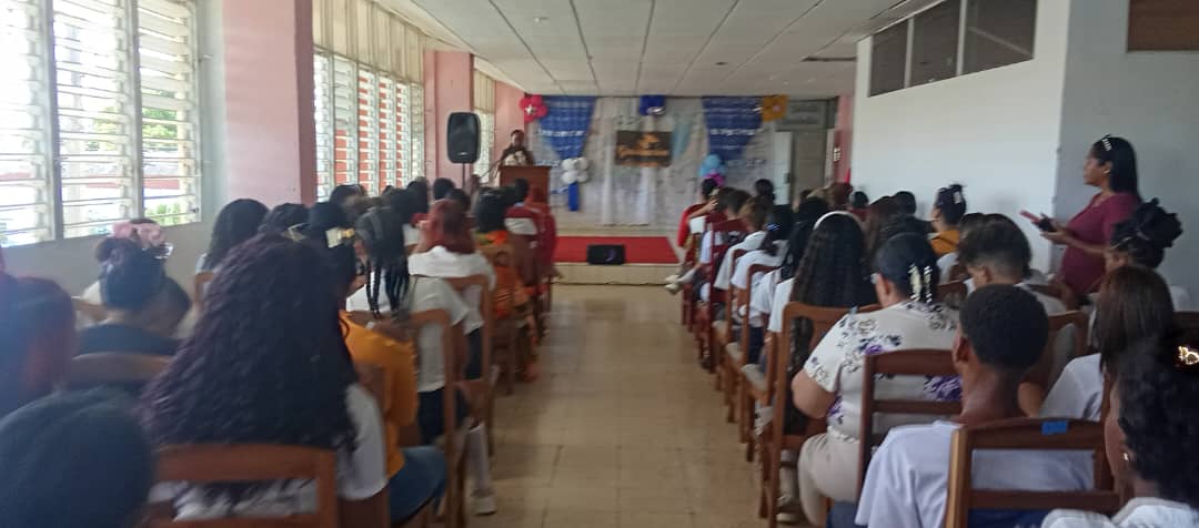 Celebran en Caimanera acto de graduación del 9no y 12 grado