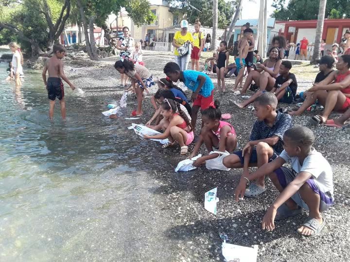 Jornada del carnaval acuático dedicada a los niños en Caimanera